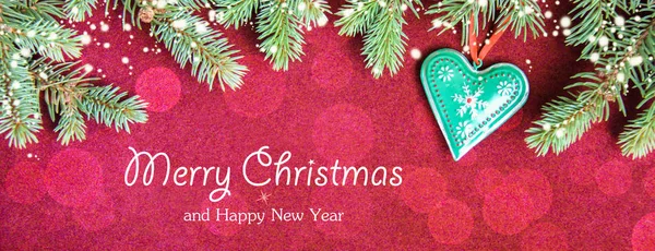 クリスマスの装飾の背景に装飾的な金属の心 赤いベルベットの背景にトウヒのクリスマス ツリーの新鮮な自然の枝の近くの雪 カードの概念 平面図です フラットが横たわっていた Web バナー — ストック写真