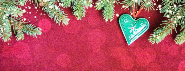 Χριστουγεννιάτικη Διακόσμηση Φόντο Διακοσμητική Μεταλλική Καρδιά Και Νιφάδες Χιονιού Κοντά — Φωτογραφία Αρχείου