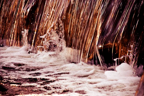 瀑布或喷泉中落下的水的生动明亮的飞溅 孤立的 双色调 前视图 — 图库照片