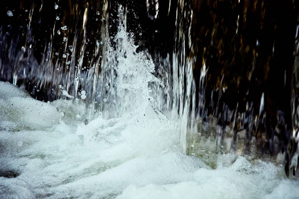 Salpicaduras Brillantes Vívidas Agua Que Cae Una Cascada Fuente Aislado — Foto de Stock