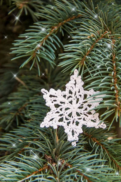 Weiße Baumwolle Gehäkelte Schneeflocke Auf Grünem Tannenbaum Rustikale Weihnachtskarte Postkartenkonzept — Stockfoto