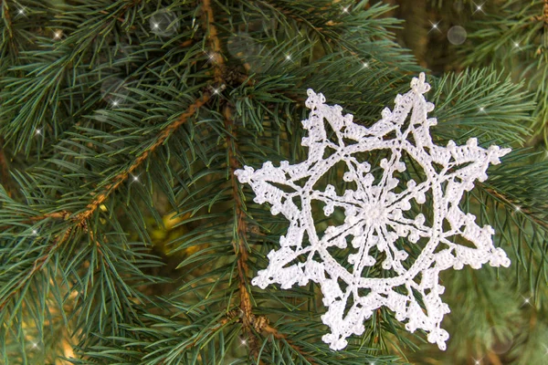 Weiße Baumwolle Gehäkelte Schneeflocke Auf Grünem Tannenbaum Rustikale Weihnachtskarte Postkartenkonzept — Stockfoto