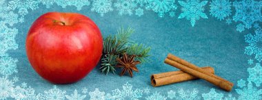 Yıldız anason, tarçın ve köknar kadife arka plan üzerinde kırmızı elma. ve dekoratif kar taneleri Noel kartı. Seçici odak. Afiş. Yakın çekim