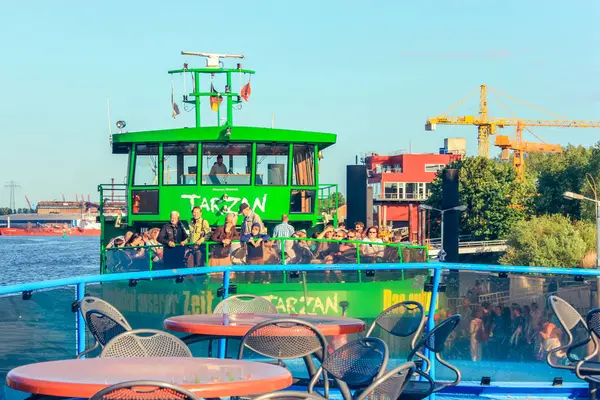 Transporte público fluvial Ferries y autobuses fluviales de pasajeros en rutas por el río Elba Hamburgo Alemania —  Fotos de Stock