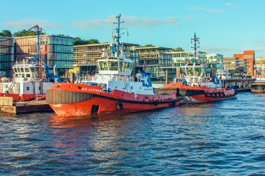 Gemiler, tekneler ve nehir taşımacılığı Pontonlar, bağlantı noktası alan Hafen şehir üzerinde durur ile Elbe Nehri üzerindeki dolgu Landungsbrucken. Hamburg, Almanya. Haziran 2010.