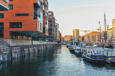 Setin Landungsbrucken gemiler, tekneler ve liman Hafen kenti ile Elbe Nehri üzerindeki alanı. Hamburg, Almanya.