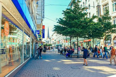 Yaya caddesine yakın insanlar ve mağazalar tarihi merkezi Hamburg, Almanya.