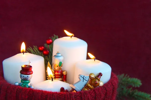 Τέσσερα Λευκά Χριστούγεννα Κεριά Μια Καίγοντας Φλόγα Και Ρουστίκ Ξύλινα — Φωτογραφία Αρχείου