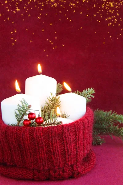 Τέσσερα Λευκά Χριστούγεννα Κεριά Ένα Καίγοντας Φλόγα Ένα Χειροποίητο Πλεκτό — Φωτογραφία Αρχείου