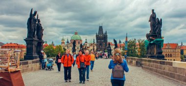 Charles Bridge Karluv turistlere en ve Nehri Vltava Prag, Çek Cumhuriyeti. Haziran 2010. Web afiş