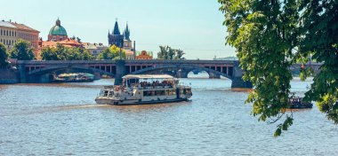 Nehri Vltava zevk tekneler köprüler Prag, Çek Cumhuriyeti için altında yelken ile. Haziran 2010. Web afiş