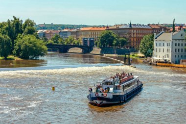 Nehri Vltava zevk tekneler köprüler Prag, Çek Cumhuriyeti için altında yelken ile. Haziran 2010