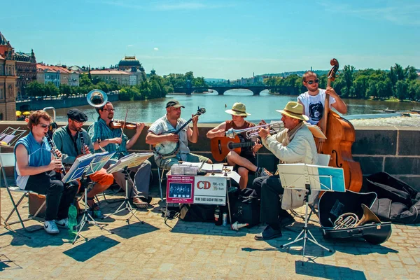 Müzik Grubu Oynuyor Charles Köprüsü Karluv Üzerinde Nehri Vltava Prag — Stok fotoğraf