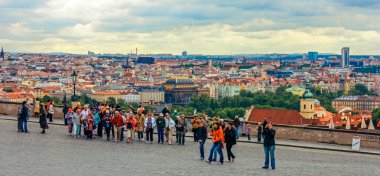 Prague Castle, Prague, Çek Cumhuriyeti manzaraları gelen turist. Haziran 2010. Web afiş