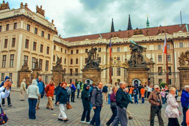 Prague Castle, Prague, Çek Cumhuriyeti manzaraları gelen turist. Haziran 2010. Çek Cumhuriyeti Cumhurbaşkanı Köşkü.