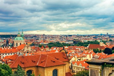 Tepenin Prag'dan şehir panoraması. Prague, Çek Cumhuriyeti. Haziran 2010.