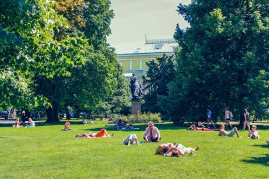 İnsanlar Merkezi, Prag, Çek Cumhuriyeti güneşli bir günde Park'ın bahçesinde güneşlenin. Haziran 2010