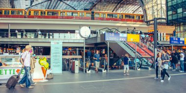 Berlin Haziran 2010. İnsanlarda Merkez ana demiryolu tren istasyonu, Berlin, Almanya. Tarihi Lehrter Bahnhof 2006.Web afiş açıldı