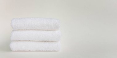 Üç temiz beyaz spa salon banyo havlusu beyaz arka plan üzerinde izole yığını. Önden görünüm kopya alanı kapatın. Web afiş