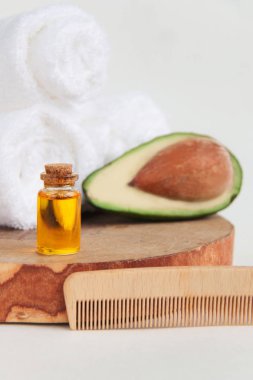 Güzel alstroemeria çiçek, Kozmetik yağı, ahşap fırça, üç şişe temiz beyaz spa salon banyo havlusu beyaz arka plan ve ahşap izole rulo. Önden Görünümü Kapat