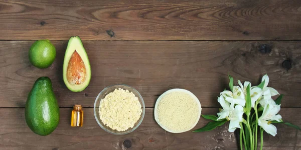 Malzemeler vitamini Avokado cilt bakımı cilt bakımı için maske yeşil limon, şişe Kozmetik yağı, bal, kepçe, yulaf gevreği, kahverengi ahşap zemin üzerinde saç fırçası. Alstroemeria.Top görünümü Kapat kopya alanı afiş kadar