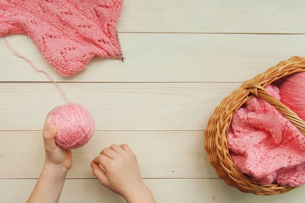 Händer Med Korall Ull Tråd Boll Håller Att Sticka Karigan — Stockfoto