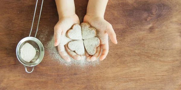 Barnehænder Med Bagt Cookies Dessert Kiks Honningkager Sigtet Flormelis Køkkenet - Stock-foto