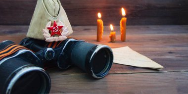 Bellek ve saygı Sovyet askerleri zafer İkinci Dünya Savaşı ve silahlı çatışma Rus askeri sembolleri. 9 Mayıs, 23 Şubat kart kavramı. Kopya alanı metin, web afiş için