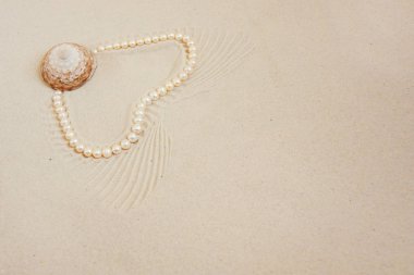 İnci kolye üzerinde beyaz ince kum deniz kabuğu ile. Lüks resort, okyanus veya deniz düğün kavramı