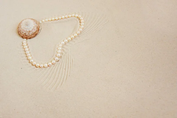 Collier perle sur sable fin blanc avec coquille. Station de luxe, océan ou mer concept de mariage — Photo