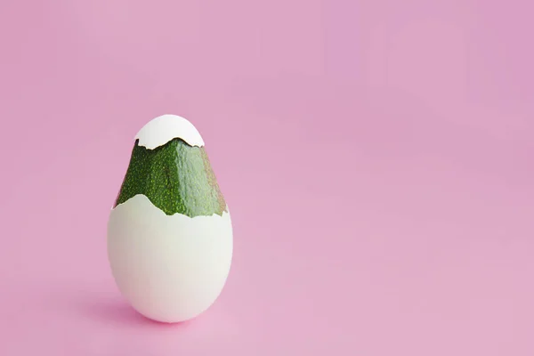 Belle idée de fond de décoration créative concept pour Pâques végétalien avec avocat vert frais — Photo