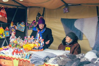 Samara Kuibyshev meydanında Maslenitsa kutlaması. Rusya. Halk şenlikleri eğlenceli.