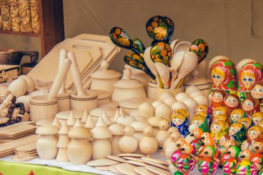 Samara Kuibyshev meydanında Maslenitsa kutlaması. Rusya. Halk şenlikleri eğlenceli.