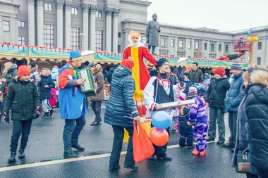 Samara Kuibyshev meydanında Maslenitsa kutlaması. Rusya. Halk şenlikleri eğlenceli.