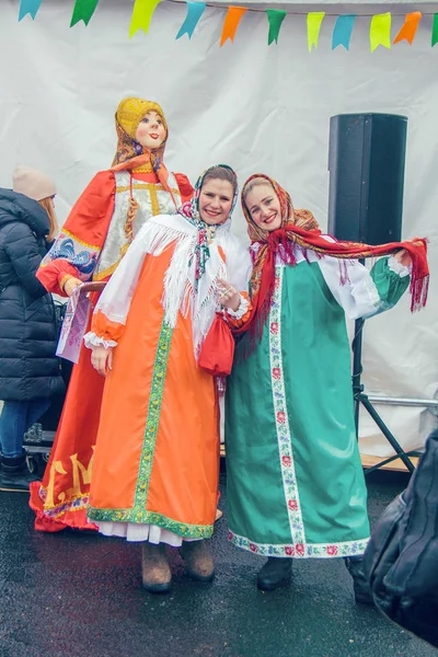 Ünnepe-ból Maslenitsa Kuibyshev téren Szamara. Oroszország. Népi szórakoztató ünnepségek. — Stock Fotó