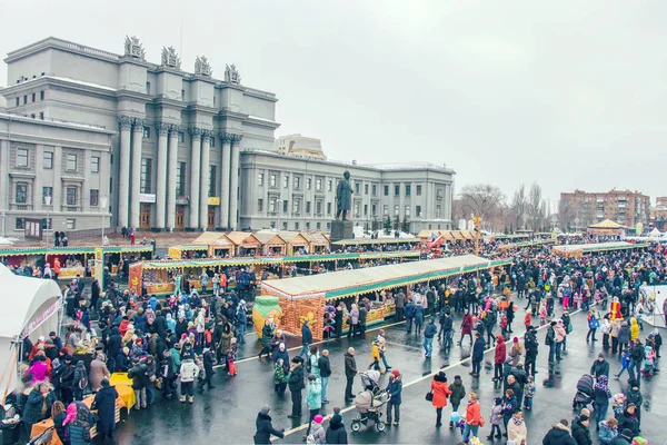 Samara Kuibyshev meydanında Maslenitsa kutlaması. Rusya. Halk şenlikleri eğlenceli. — Stok fotoğraf