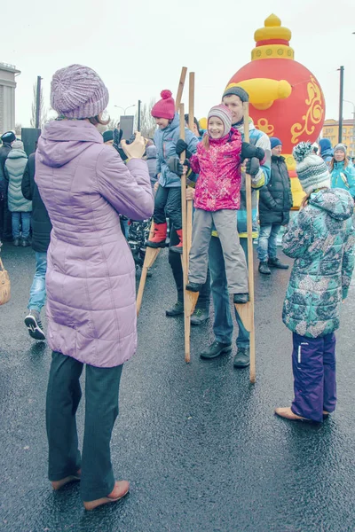 사마라에서 Kuibyshev 광장에 Maslenitsa의 축 하입니다. 러시아. 민속 놀이 축제. — 스톡 사진
