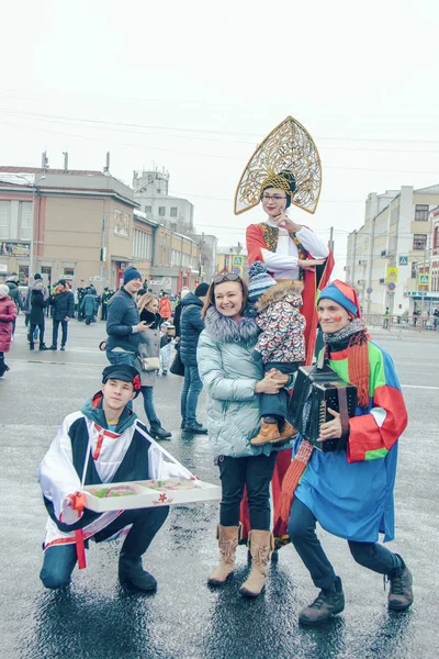 Samara Kuibyshev meydanında Maslenitsa kutlaması. Rusya. Halk şenlikleri eğlenceli. — Stok fotoğraf