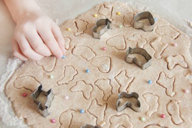 Paskalya çocuk mutfakta ev eğlence ile gıda hazırlama kavramı