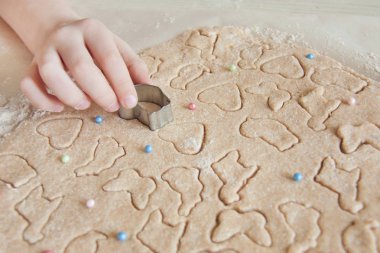Paskalya çocuk mutfakta ev eğlence ile gıda hazırlama kavramı