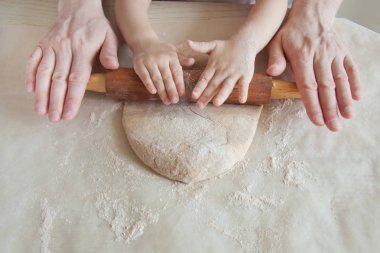 Çocuk mutfakta ev eğlence ile gıda hazırlama kavramı