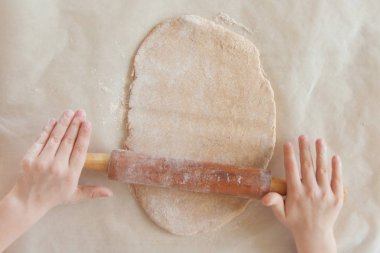 Paskalya çocuk mutfakta ev eğlence ile gıda hazırlama kavramı