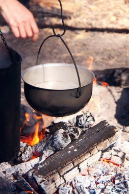 Ormanda açık ateşte piknik.