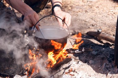 Kamp gezisinde yemek pişirmek, açık mutfak.