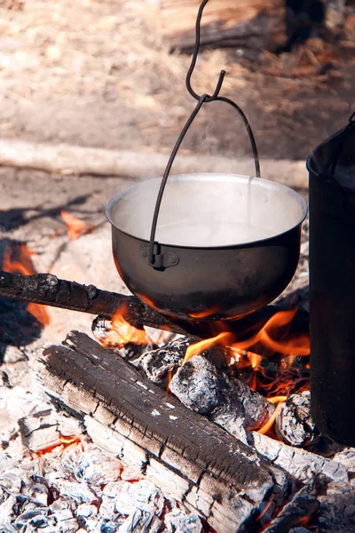 Kochen auf einem Campingausflug, Außenküche. — Stockfoto