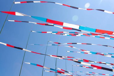 Mavi güneşli gökyüzünde çok renkli uçurtma