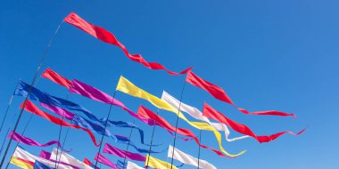 Mavi güneşli gökyüzünde çok renkli uçurtma