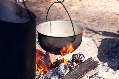 Kamp gezisinde yemek pişirmek, açık mutfak.