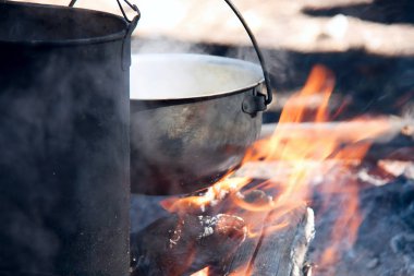 Kamp gezisinde yemek pişirmek, açık mutfak.