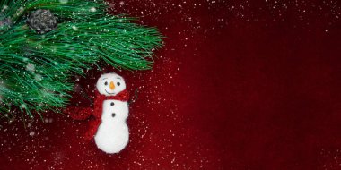 Kardan adam oyuncağıyla Noel kartı konsepti